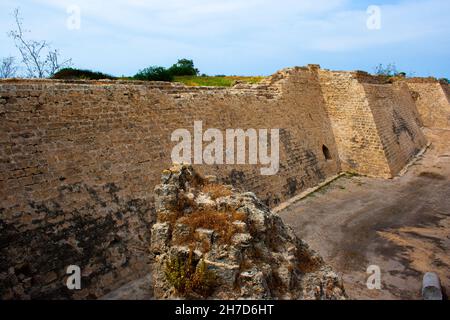 Il fossato del Crociato intorno a Cesarea 10 m di profondità e 15 m di larghezza. Caesarea, una città costruita da Erode il Grande circa 25 - 13 AC, si trova sulla costa marina di Isra Foto Stock