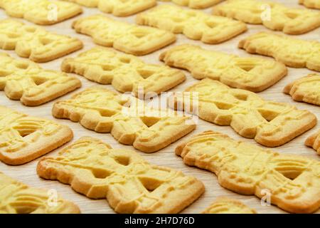 Biscotti Speculoos di Natale su sfondo di legno Foto Stock