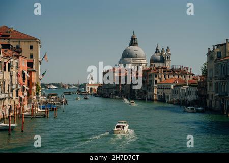 Scoperta della città di Venezia e dei suoi piccoli canali e dei suoi romantici vicoli, Italia. Foto di alta qualità Foto Stock