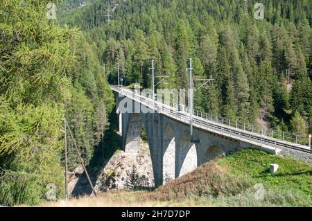 I binari ferroviari su un ponte in pietra, nelle alpi svizzere nei pressi di Brail nella regione di Maloja nel cantone svizzero dei Grigioni. nella valle dell'Inn Foto Stock