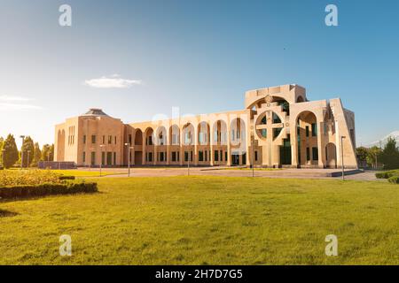 17 maggio 2021, Vagharshapat, Armenia: Vista panoramica dell'edificio Manoukian Manuscript Library nel complesso apostolico di Etchmiadzin. Foto Stock