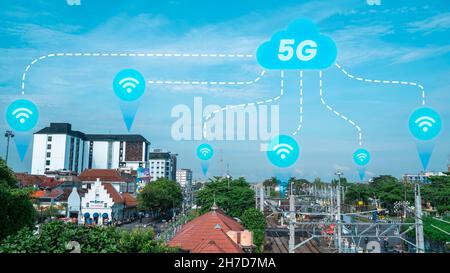 Yogyakarta, Indonesia - 19 novembre 2021: Yogyakarta città paesaggio come una tecnologia-basato intelligente città. La rete 5G è distribuita in tutte le aree della città, il che lo rende Foto Stock