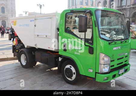 Nuovo veicolo elettrico Amsa utilizzato per la raccolta dei rifiuti a Milano. Foto Stock