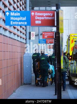 Londra, Regno Unito. 22 novembre 2021. Ambulanze al di fuori del Royal London Hospital di Whitechapel. L'NHS è sotto pressione estrema poiché vi è un backlog di pazienti. Credit: Mark Thomas/Alamy Live News Foto Stock