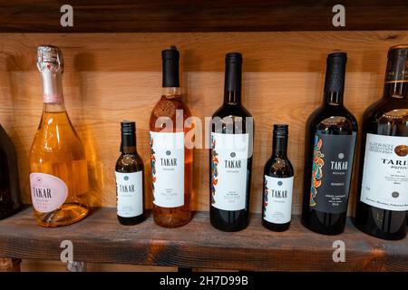 18 maggio 2021, Armenia Wine Factory, Armenia: Una collezione di vini di marca Takar del vitigno tradizionale Areni in Armenia Foto Stock