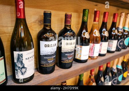 18 maggio 2021, Armenia Wine Factory, Armenia: Una collezione di vini di marca Takar del vitigno tradizionale Areni in Armenia Foto Stock