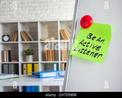 Adesivo con le parole essere un ascoltatore attivo sul bordo. Foto Stock