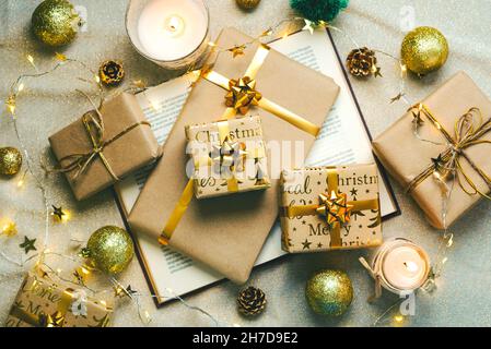 Buon Natale. Vista dall'alto di libri, regali di natale e decorazioni di Natale su un tavolo. Natale concetto sfondo. Messa a fuoco selettiva Foto Stock