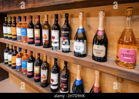 18 maggio 2021, Armenia Wine Factory, Armenia: Una collezione di spumanti della tradizionale varietà di uve Areni Foto Stock