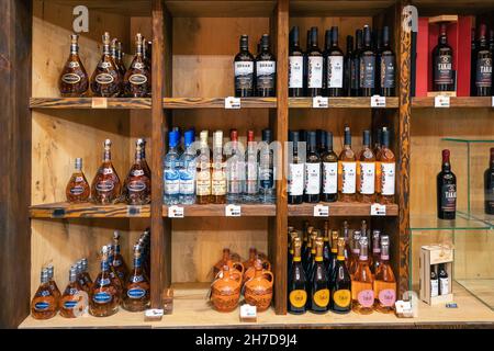 18 maggio 2021, Armenia Wine Factory, Armenia: Assortimento di bevande alcoliche in negozio. Vino e cognac in Armenia Foto Stock