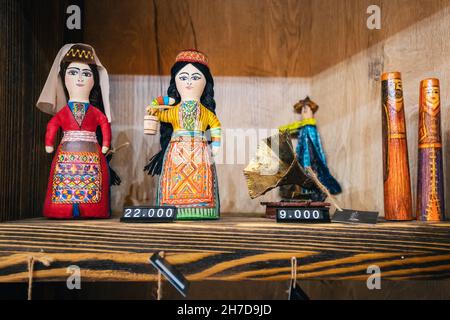 18 maggio 2021, Armenia Wine Factory, Armenia: Bambole souvenir nel costume nazionale armeno sono vendute nel negozio Foto Stock