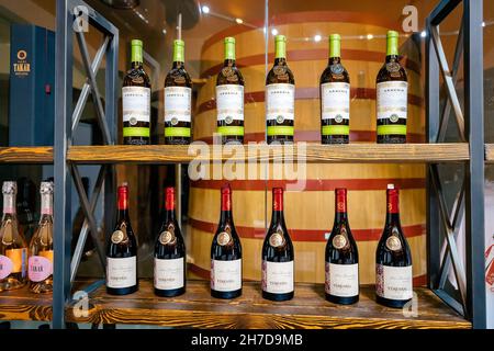 18 maggio 2021, Armenia Wine Factory, Armenia: Una collezione di vini di marca della tradizionale varietà di uve Areni in un negozio Foto Stock