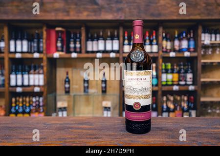 18 maggio 2021, Armenia Wine Factory, Armenia: Una bottiglia con sfondo di vini di marca della tradizionale varietà di uva Areni in un negozio Foto Stock