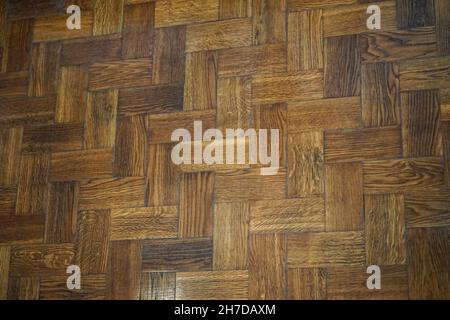 sfondo di pavimenti in legno a spina di pesce composti da assi di colore diverso. Foto Stock