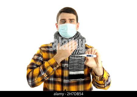 Il giovane malato isolato su sfondo bianco Foto Stock