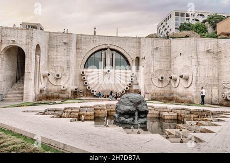 24 maggio 2021, Yerevan, Armenia: Scultura di una testa visitatore spionando sui turisti da sotto l'acqua nella fontana nel complesso Cascade Foto Stock