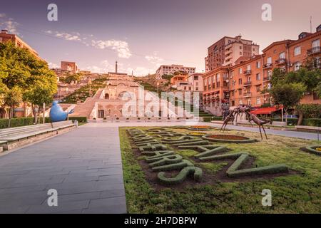 25 maggio 2021, Yerevan, Armenia: Centro all'aperto delle arti di Cafesjian e famoso monumento a Cascade. Attrazioni e destinazioni turistiche a Yerevan Foto Stock