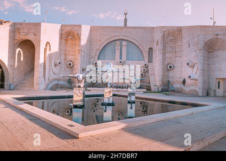 Scultura Divers raffigura nuotatori che si tuffano in una piscina o fontana sulla terrazza del monumento Cascade a Yerevan Foto Stock