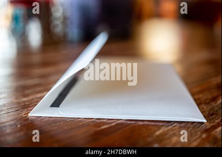 busta vuota pronta per essere sigillata e inviata per posta. Bordo della carta di colore scuro visibile. Foto Stock