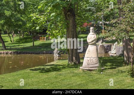 25 maggio 2021, Yerevan, Armenia: Statua della donna armena nei giardini Bogossiani o nel parco degli amanti nel centro della città di Yerevan Foto Stock