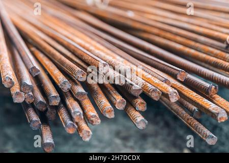 Primo piano di una pila di accessori da costruzione in un cantiere Foto Stock