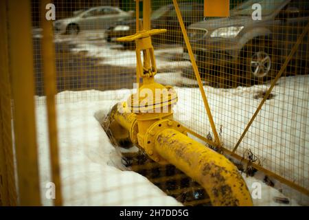 Tubo del gas. Idrante per la regolazione del carburante. Tubo ad alta pressione per la fornitura di gas alle abitazioni. Dettagli della crisi del gas in Europa. Infrastruttura del flusso di gas a Rus Foto Stock