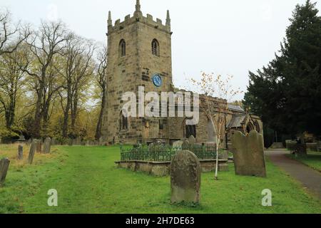 St Lawrence's Parish Church Lane, Eyam (noto come villaggio della peste), Hope Valley, Peak District, Derbyshire, Inghilterra, Regno Unito Foto Stock