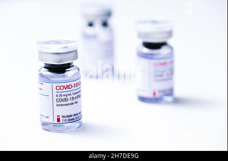 Vaccino del coronavirus, vaccino COVID-19, vaccinazione corona. Flaconcini di vaccino mRNA iniettabile su sfondo bianco. Foto Stock