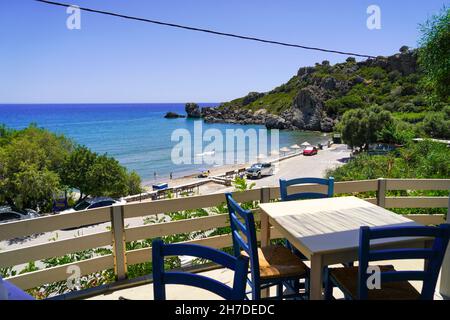 Vista della costa mediterranea e Angouseliana, Creta, Grecia dopo essere venuto attraverso la Gola di Kotsifos, Foto Stock