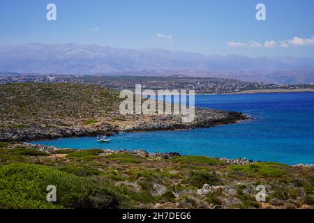 Vista della costa mediterranea e Angouseliana, Creta, Grecia dopo essere venuto attraverso la Gola di Kotsifos, Foto Stock