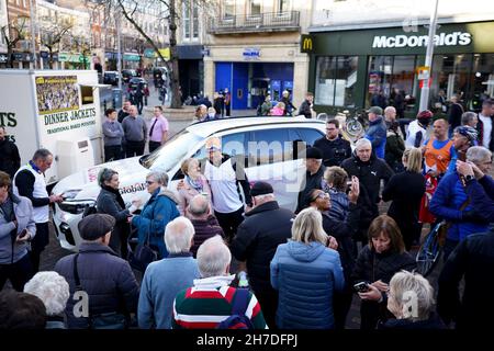 Kevin Sinfield si pone per fotografie con i tifosi alla settima tappa a St Peters Square nel centro di Nottingham durante l'Extra Mile Challenge dal Mattioli Woods Welford Road Stadium di Leicester allo Emerald Headingley Stadium di Leeds. Data foto: Lunedì 22 novembre 2021. Foto Stock