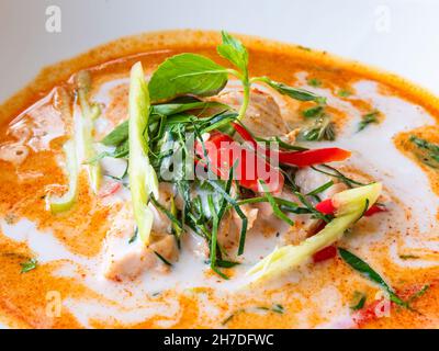 Curry tailandese panaeng con pollo, fatto con latte di cocco, crema di cocco, spezie, cili, erbe ecc. Foto Stock