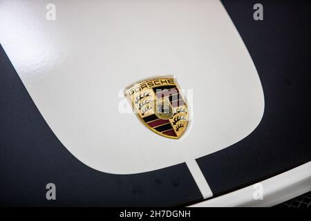 BUCAREST, ROMANIA - 10 ottobre 2021: Immagine editoriale illustrativa del logo Porsche su un'auto. Foto Stock