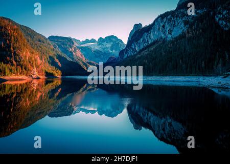 Vista mozzafiato della catena montuosa del Gosaukamm e del ghiacciaio Dachstein che si riflette sul lago Gosausee, Gosau, Salzkammergut, OÖ, Austria Foto Stock