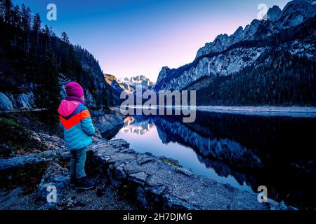 Vista mozzafiato della catena montuosa del Gosaukamm e del ghiacciaio Dachstein che si riflette sul lago Gosausee, Gosau, Salzkammergut, OÖ, Austria Foto Stock