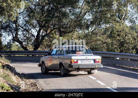 Volvo 244 partecipa alla sezione cronometrata del Rally Costa Brava 2021 a Girona, Spagna Foto Stock