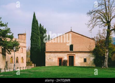 Antica chiesa di campagna in collina a Bologna, nei pressi del Palazzo De Rossi, Pontecchio, Emilia-Romagna, Italia Foto Stock