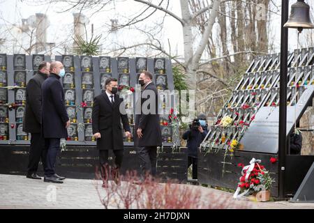 KIEV, UCRAINA - 21 NOVEMBRE 2021 - Capo dell'Ufficio del Presidente Andriy Yermak, Presidente dell'Ucraina Volodymyr Zelenskyy, primo Ministro dell'Ukr Foto Stock