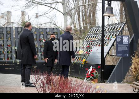 KIEV, UCRAINA - 21 NOVEMBRE 2021 - il Presidente dell'Ucraina Volodymyr Zelenskyy (C) è raffigurato durante un evento commemorativo sul vicolo dei cieli Foto Stock