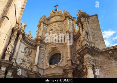 VELENCIA, SPAGNA - 18 MAGGIO 2017: Questo è il frammento della facciata barocca del portale principale della Cattedrale. Foto Stock