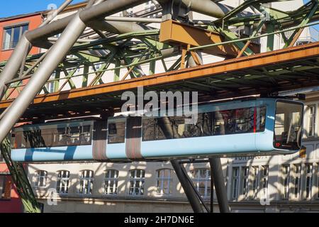 La Schwebebahn, tram galleggiante, famosa monorotaia sospesa a Wuppertal, Germania. Trasporto e attrazione turistica unici nel mondo. Foto Stock