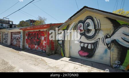 Astratto frammento colorato di graffiti dipinti su porte di garage. Composizione di Street art con parti di unwritt Foto Stock