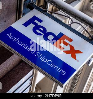 Victoria Westminster London England UK, 7 novembre 2021, logo FedEx Federal Express o cartello all'esterno Di un centro di spedizione Victoria Street London Foto Stock
