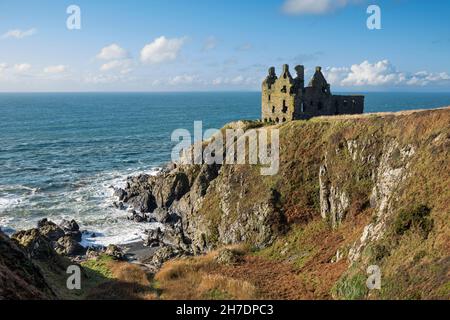 Castello di Dunskey sulla costa rocciosa, Portpatrick, Dumfries and Galloway, Scozia, Regno Unito, Europa Foto Stock