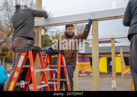 Detroit, Michigan - Volontarii costruiscono capannoni per il mercato agricolo della Warren orientale, mercato alimentare/artigianale settimanale. Il lavoro è stato organizzato dall'Est senza scopo di lucro Foto Stock