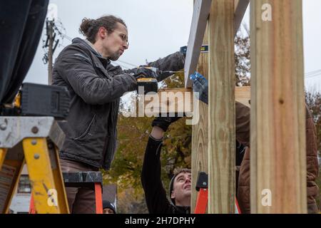 Detroit, Michigan - Volontarii costruiscono capannoni per il mercato agricolo della Warren orientale, mercato alimentare/artigianale settimanale. Il lavoro è stato organizzato dall'Est senza scopo di lucro Foto Stock