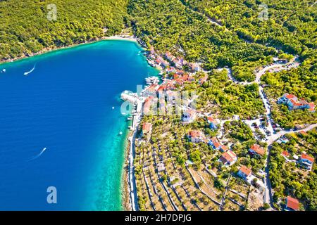 Città di Valun vela baia sulla vista aeial isola di Cres, Kvarner regione di Croazia Foto Stock