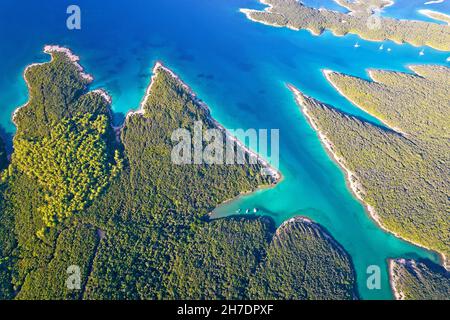 Punta Kriza costa sulla vista aerea dell'isola di Cres, arcipelago della baia di Kvarner della Croazia Foto Stock