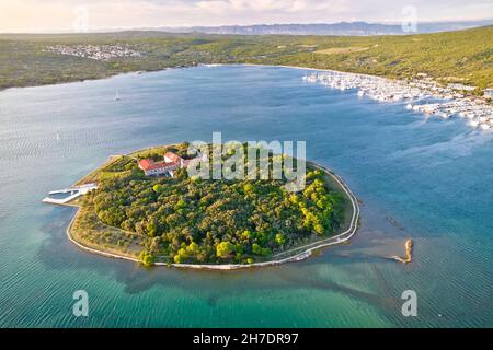 Kosljun. Isola adriatica di Kosljun nella baia di Punat vista aerea, Isola di Krk, il Quarnero della Croazia Foto Stock