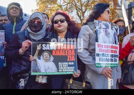 Londra, Regno Unito. 22 novembre 2021. I manifestanti si sono riuniti al di fuori del parlamento a sostegno dell'ex primo ministro del Bangladesh e del leader del Partito nazionalista del Bangladesh Khaleda Zia, che ha sofferto di problemi di salute, chiedendo di essere liberata per essere curata all'estero. Credit: Vuk Valcic / Alamy Live News Foto Stock